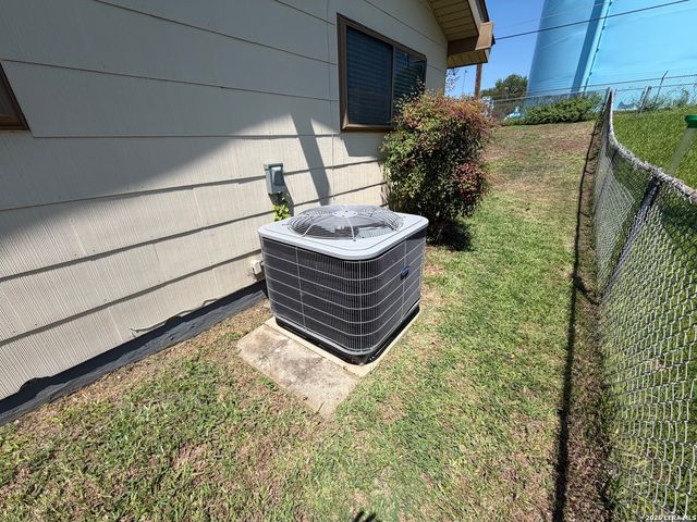 7821 VILLAGE OAK DR, Live Oak, TX 78233