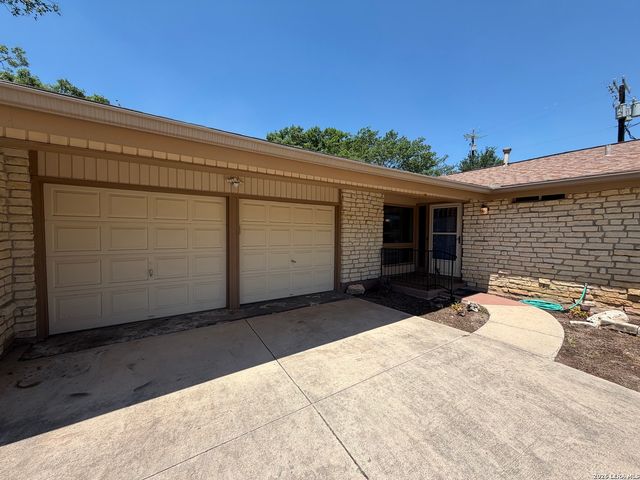 7821 VILLAGE OAK DR, Live Oak, TX 78233