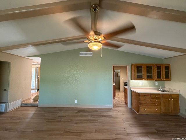 7821 VILLAGE OAK DR, Live Oak, TX 78233