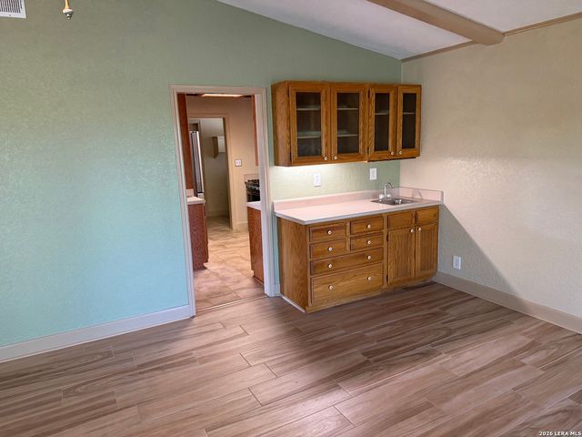 7821 VILLAGE OAK DR, Live Oak, TX 78233