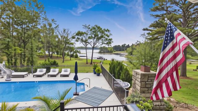 188 Trout Dr, Murray, KY 42071