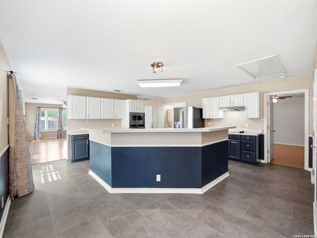 659 MEADOW ARBOR LN, Universal City, TX 78148