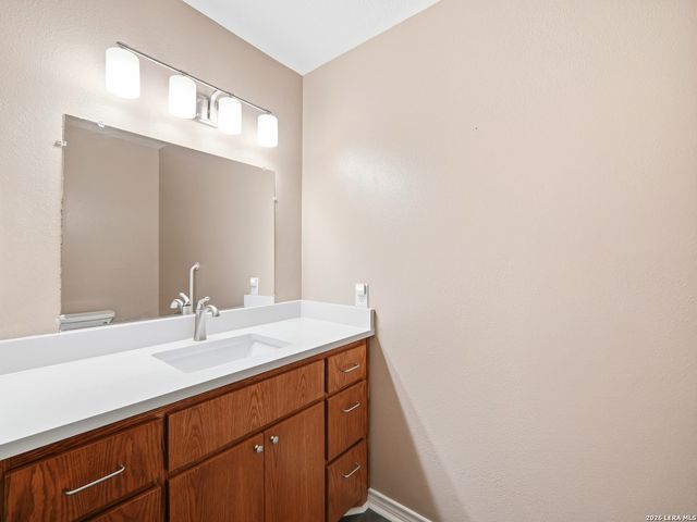 659 MEADOW ARBOR LN, Universal City, TX 78148
