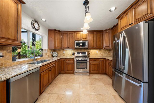 296 Randall Dr, Folsom, CA 95630
