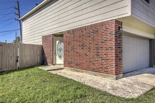 9811 S Galwan Circle, Houston, TX 77070