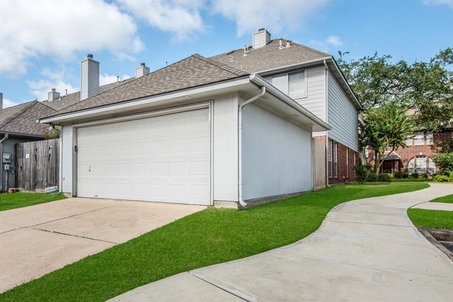 1241 El Camino Village Drive, Webster, TX 77058