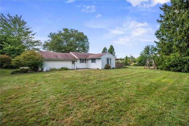 39 S Buhl Farm Dr, Hermitage, PA 16148