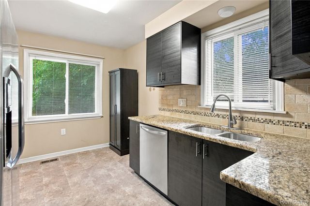 21721 Sussex Street, Oak Park, MI 48237