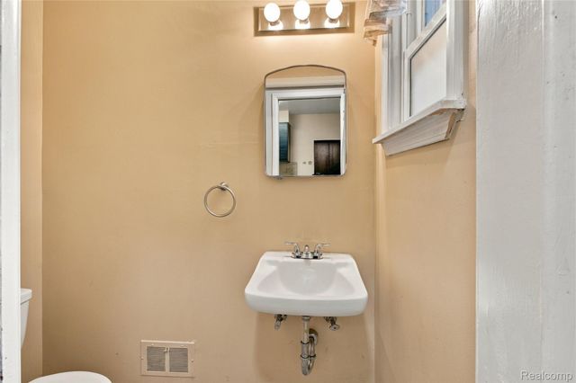 21721 Sussex Street, Oak Park, MI 48237
