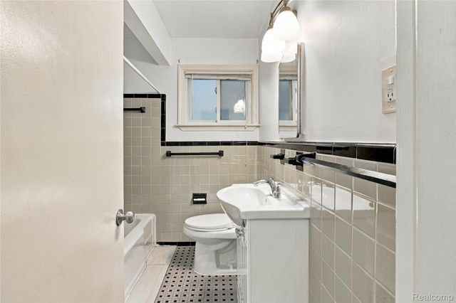 21721 Sussex Street, Oak Park, MI 48237