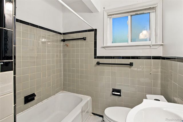 21721 Sussex Street, Oak Park, MI 48237