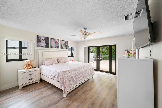 10446 SW 52nd St, Cooper City, FL 33328