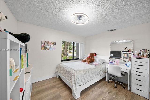 10446 SW 52nd St, Cooper City, FL 33328