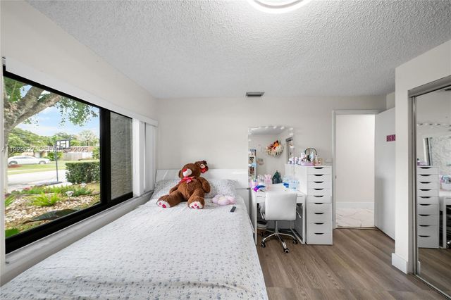 10446 SW 52nd St, Cooper City, FL 33328