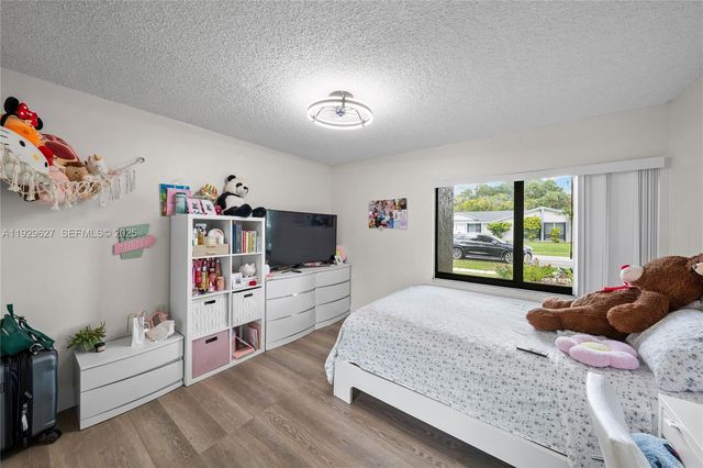 10446 SW 52nd St, Cooper City, FL 33328