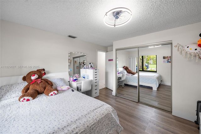 10446 SW 52nd St, Cooper City, FL 33328