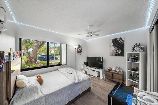 10446 SW 52nd St, Cooper City, FL 33328