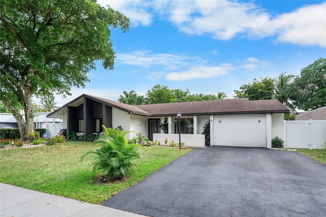 10446 SW 52nd St, Cooper City, FL 33328