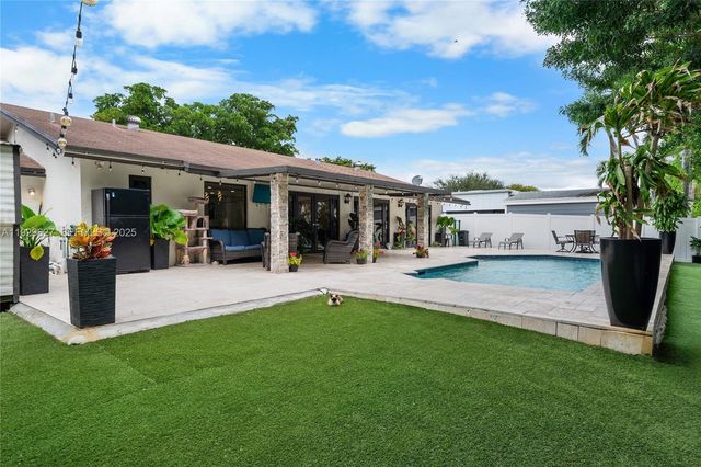 10446 SW 52nd St, Cooper City, FL 33328