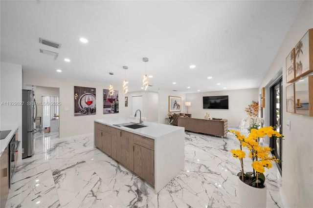 10446 SW 52nd St, Cooper City, FL 33328