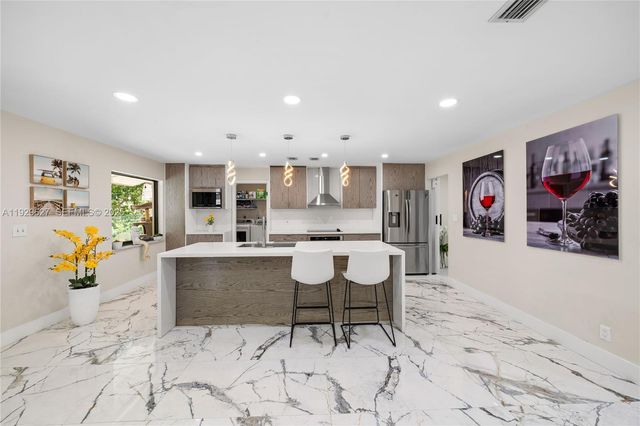 10446 SW 52nd St, Cooper City, FL 33328