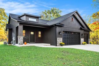 8060 Hunters Crossing, Cooper Twp, MI 49009