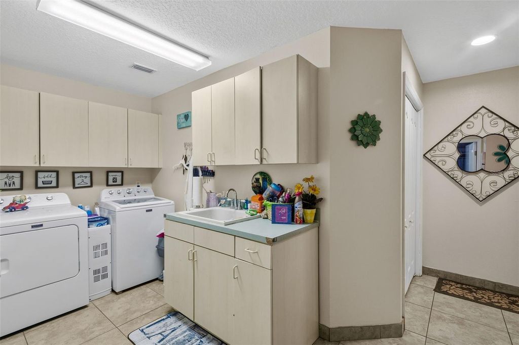 Image 37 of property listing at 11530 ANDY DRIVE, Riverview, FL 33569