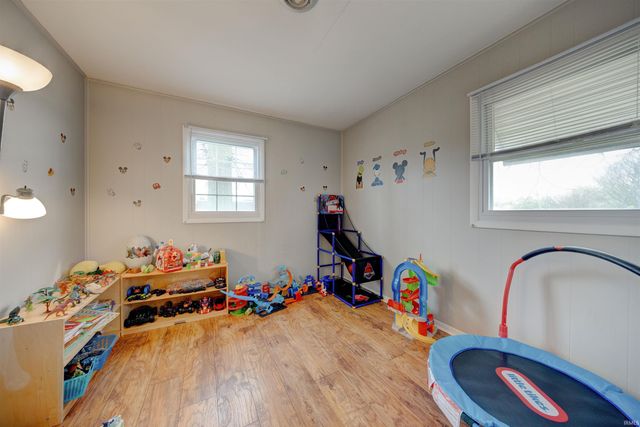 525 W Mill Road, Evansville, IN 47710