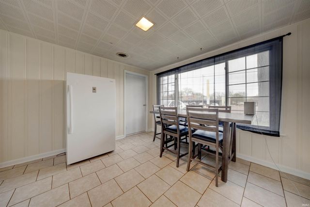 525 W Mill Road, Evansville, IN 47710