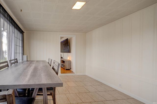 525 W Mill Road, Evansville, IN 47710