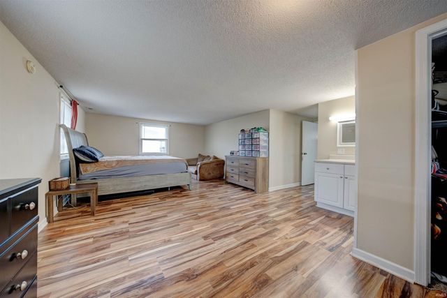 525 W Mill Road, Evansville, IN 47710