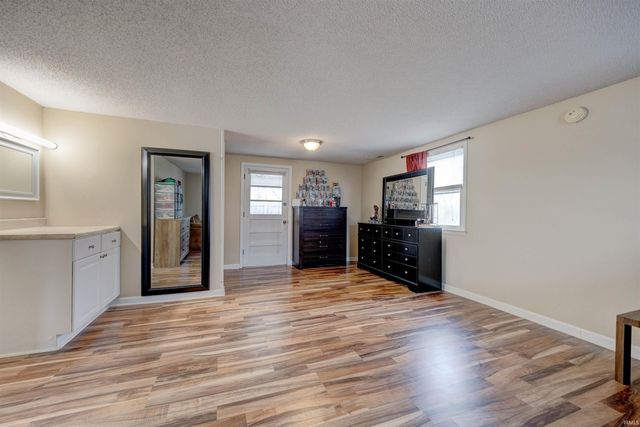 525 W Mill Road, Evansville, IN 47710