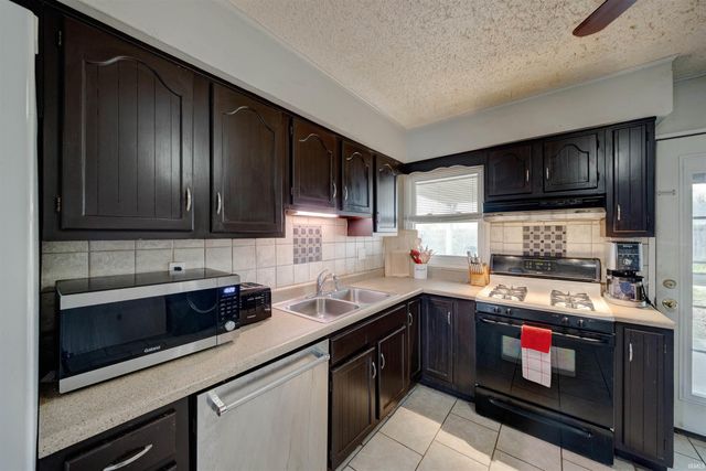 525 W Mill Road, Evansville, IN 47710