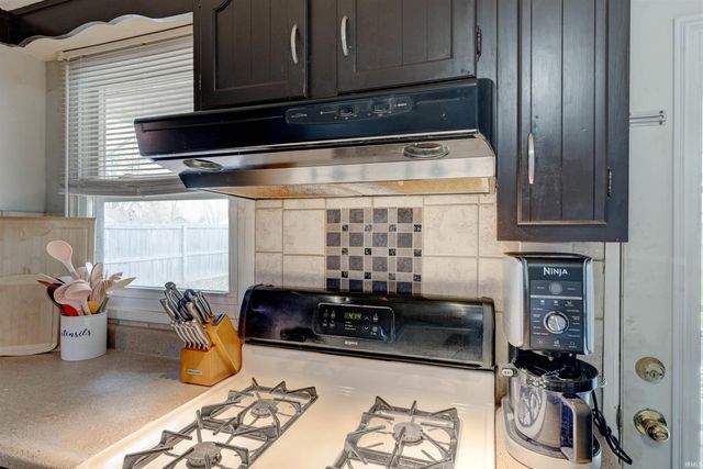 525 W Mill Road, Evansville, IN 47710