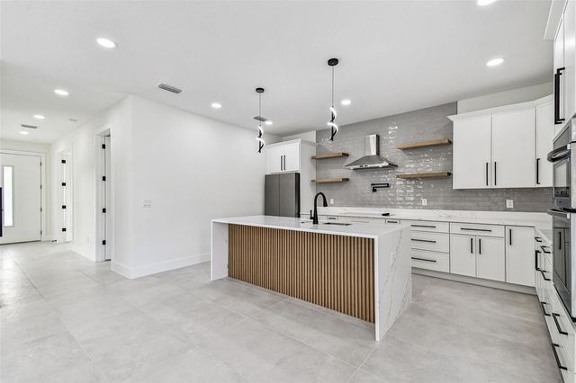 3017 W SPRUCE STREET, Tampa, FL 33607