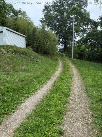 3656 Charleston Road, Poca, WV 25168