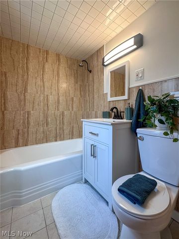 1087 Perkinswood Boulevard SE, Warren, OH 44484