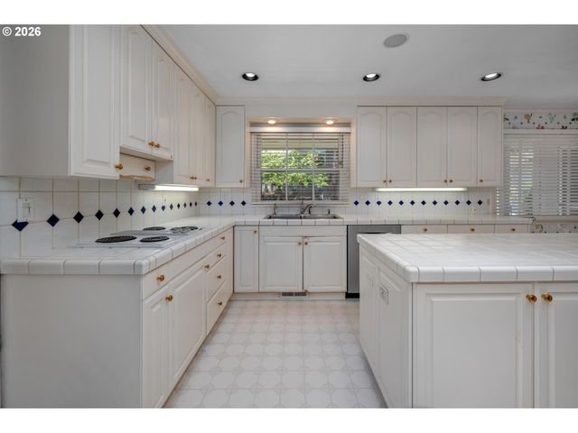 7535 Sw MONTCLAIR Dr, Portland, OR 97225