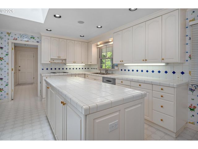 7535 Sw MONTCLAIR Dr, Portland, OR 97225