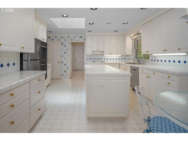 7535 Sw MONTCLAIR Dr, Portland, OR 97225