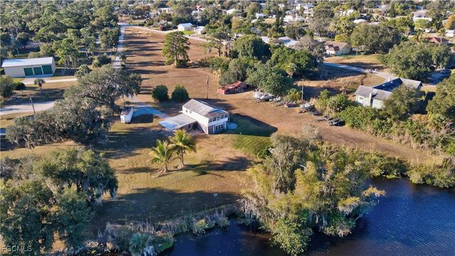 2111 Gardner CT, Alva, FL 33920
