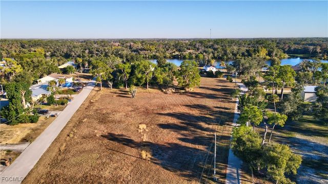 2111 Gardner CT, Alva, FL 33920