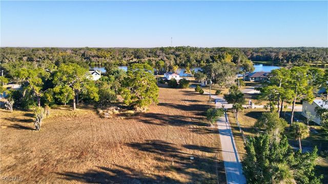 2111 Gardner CT, Alva, FL 33920