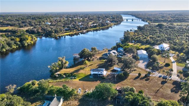 2111 Gardner CT, Alva, FL 33920