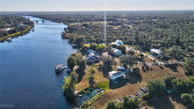 2111 Gardner CT, Alva, FL 33920