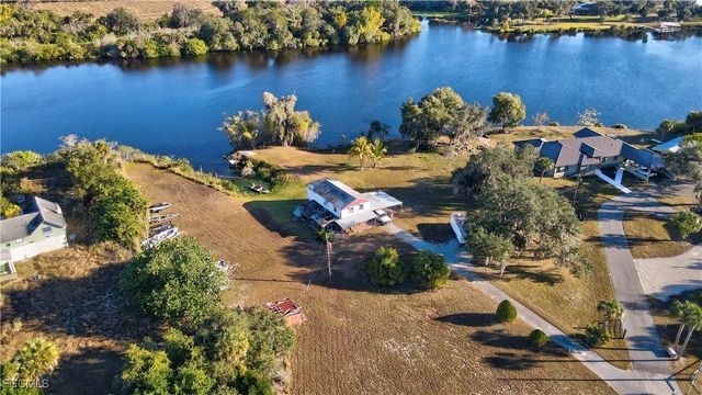 2111 Gardner CT, Alva, FL 33920