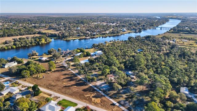 2111 Gardner CT, Alva, FL 33920