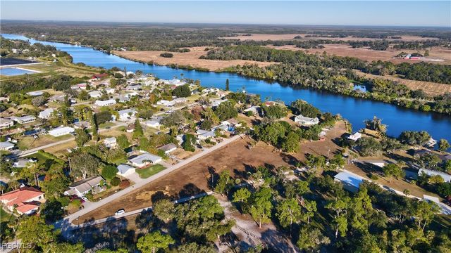 2111 Gardner CT, Alva, FL 33920