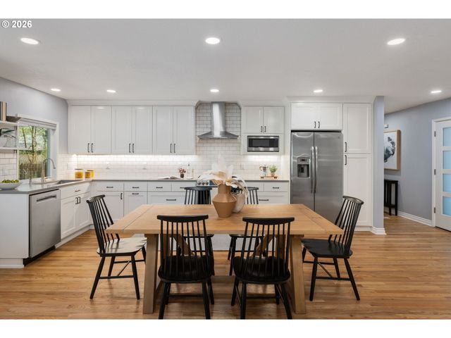 1899 COUNTRY CLUB Rd, Lake Oswego, OR 97034