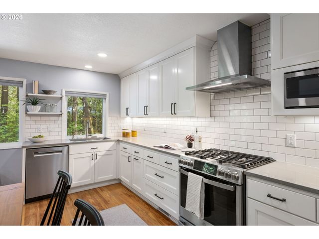 1899 COUNTRY CLUB Rd, Lake Oswego, OR 97034